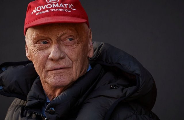 A világ gyászolja a háromszoros világbajnokot, a 43 évvel ezelőtt a halálból visszatért Niki Laudát