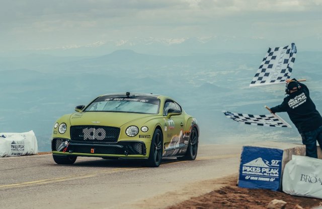 A Bentley 100. évfordulójára idén számtalan meglepetéssel készülnek, most épp rekorddöntéssel