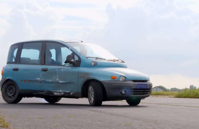 A magyar drifter új jószága nem egy Suzuki. Vajon meddig bírja majd a Multipla a driftet?