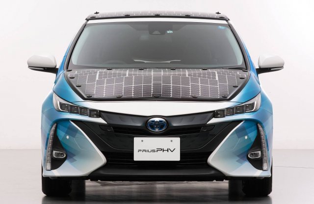 Fejlődhet a napelemes töltéstechnológia, a Toyotánál most egy Priuson tesztelik