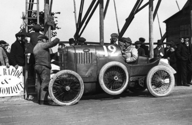Az autóversenyzés hőskorában is érdekes dolgokat művelt a Peugeot