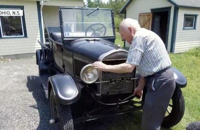 A kanadai, aki még 81 évesen is a 70 éve vett Fordjával jár