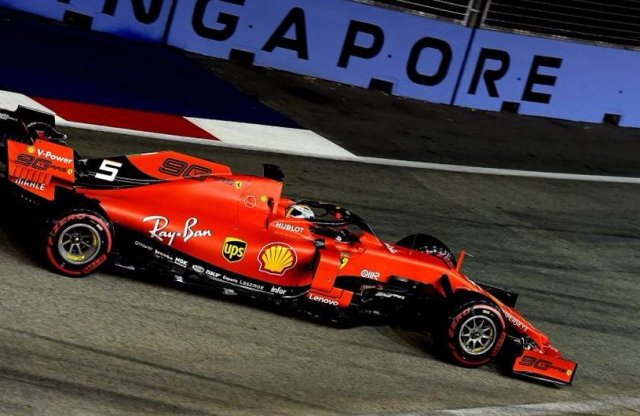 Kettős győzelmet aratott a Ferrari Szingapúrban