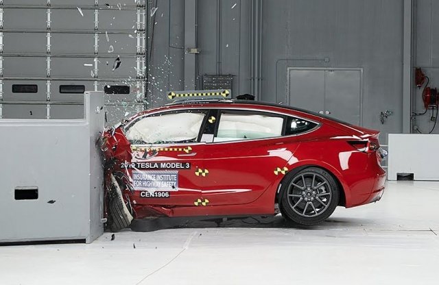 Szigorú amerikai töréstesztre vitték a Tesla Model 3-at