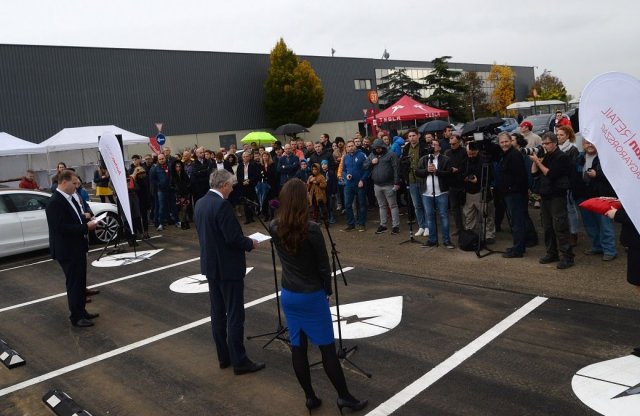 Új löketet adhat a hazai villanyautózásnak a Tesla és az Auchan