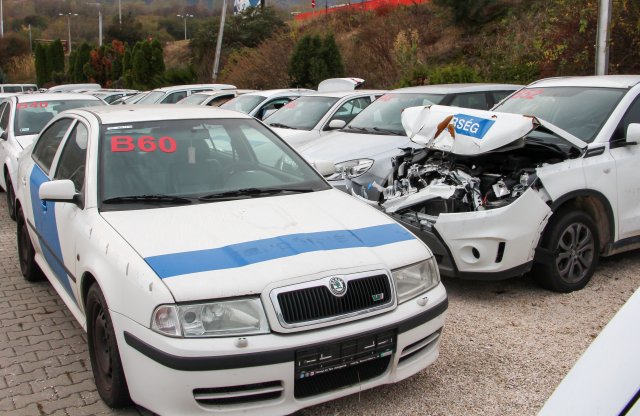 Vállalható Astra 200 ezer forintért? Szétnéztünk az eladó rendőrautók között