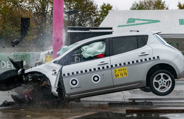 A kifutott első generációs Nissan Leaf biztonságát tesztelték