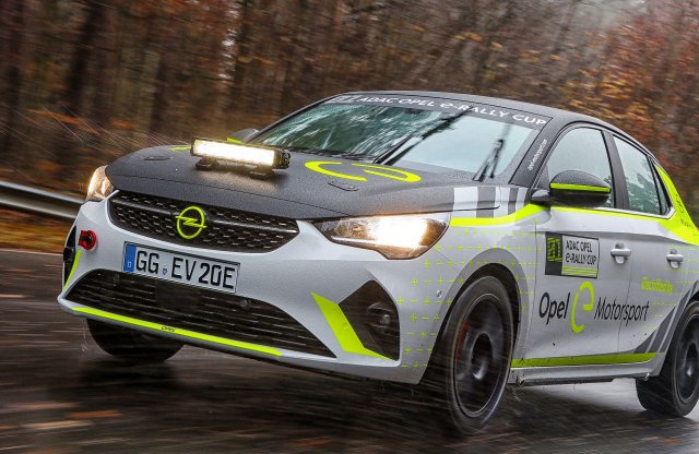 Két Corsa e-Rally köröz mostanság a dudenhofeni tesztpályán