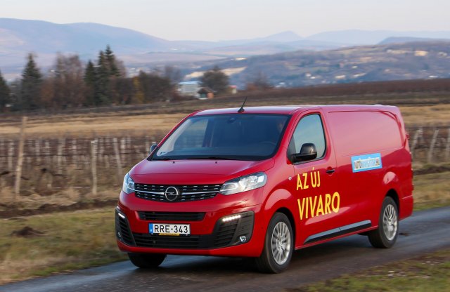 Karácsonyi teszt: Opel Vivaro Cargo 2.0 D Innovation 150 LE