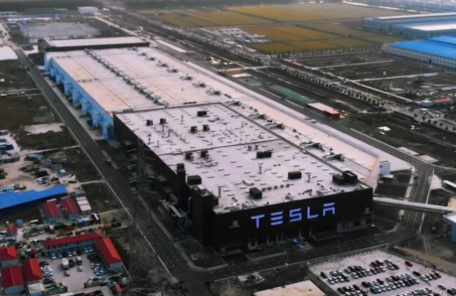 Legördült az első Model 3s a Tesla sanghaji gyárának futószalagjáról