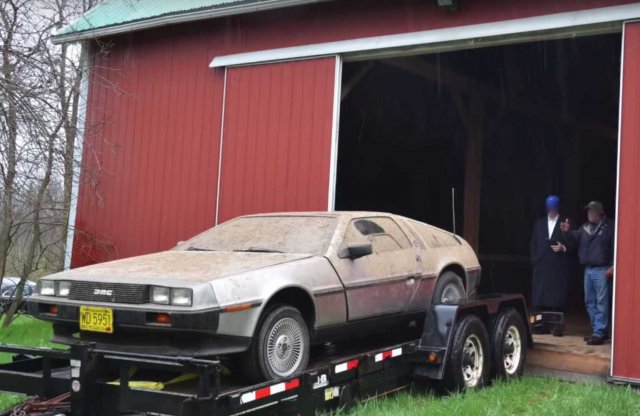 32 év porosodás után állították talpra Marty McFly híres autóját, egy DMC DeLoreant