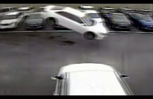 Rosszul lett a sofőr és elszabadult a Toyota Camry, ami 6 méter magasra repült