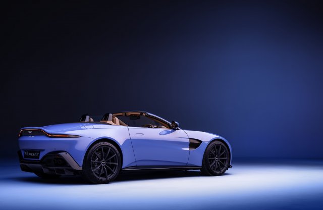 Bemutatkozott az angolok legújabb tető nélküli V8-as modellje, az Aston Martin Vantage Roadster