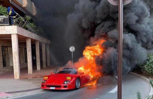 A kerti locsoló sem tudta megfékezni a tüzet, hamuvá vált egy ritka Ferrari F40