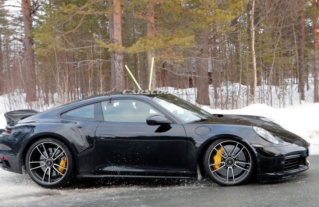 Kémfotókon láthatjuk az új Porsche 911 Turbo és Turbo S klasszikus szárnyát