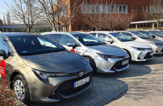 A Toyota hazai vezérképviselete összesen húsz járművel segíti az egészségügyet