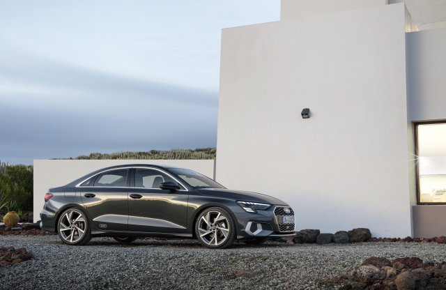 Lágyhibrid és hagyományos benzines, illetve dízel meghajtással érkezett az új Audi A3 szedán