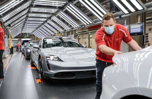 Zuffenhausenben és Lipcsében is fokozatosan újraindulnak a Porsche gyártósorai