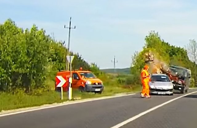 Veszélyes helyzetbe került a Magyar Közút forgalomirányító kollégája munka közben