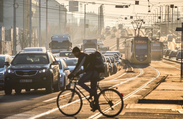 Folytatódik az autósok egyéb közlekedési módok felé terelése Budapesten