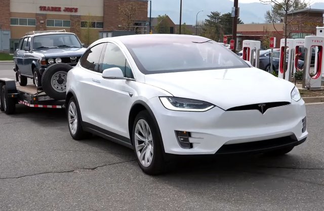 Egy Lexus és egy Tesla mérte össze a vontatási képességeit