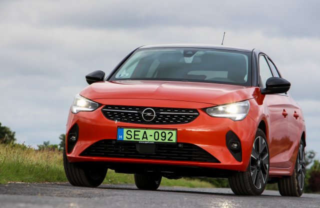 Az álcázott villanyautó: Opel Corsa-e e-Elegance teszt