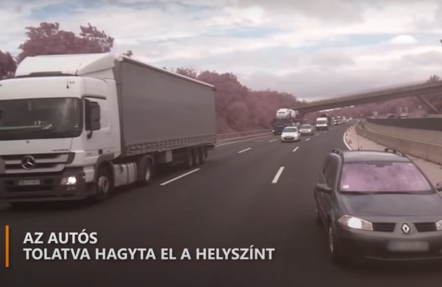 A Magyar Közút kamerája rögzítette ahogy egy autó a munkaterületbe csapódik