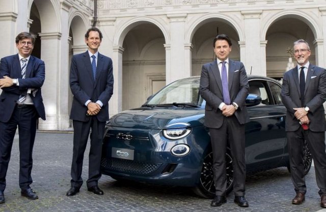 Új fotókon, patinás olasz épületek előtt láthatjuk a teljesen elektromos Fiat 500-at