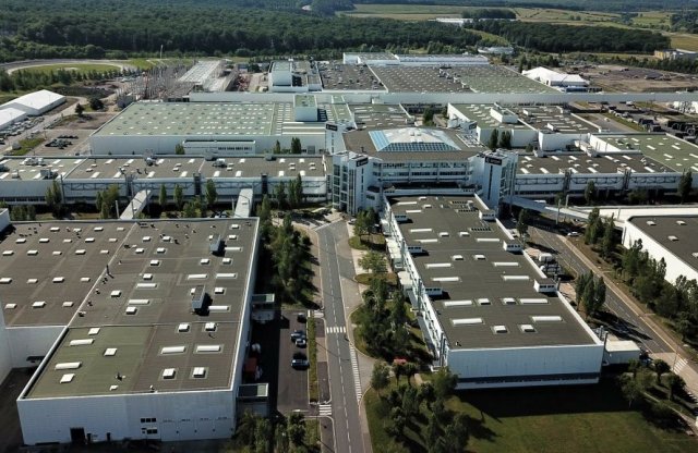 A Mercedes-Benz anyacége eladná a hambachi gyárat, ahol a smart modellek készülnek