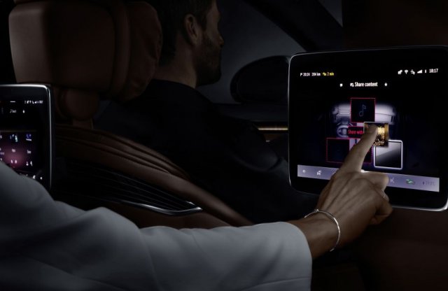 Futurisztikus infotainment rendszert kap a Mercedes-Benz S-osztály következő generációja