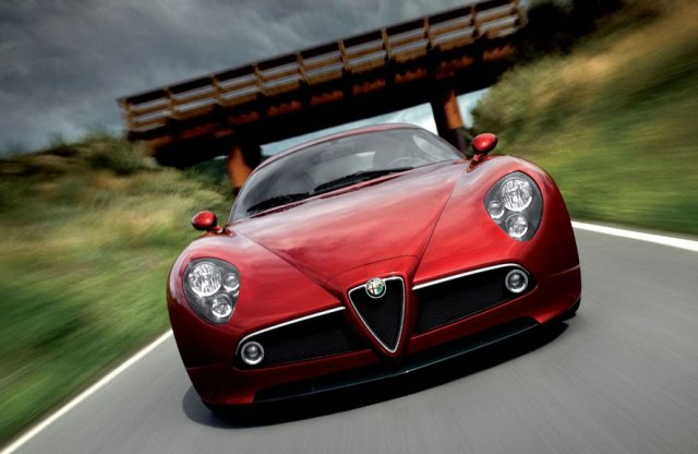 Lassan 15 éve, hogy bemutatták a múltat idéző, ám jövőbe tekintő Alfa Romeo 8C Competizionét