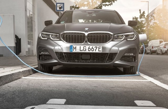 A BMW is konnektoros modelljeinek visszahívására kényszerül