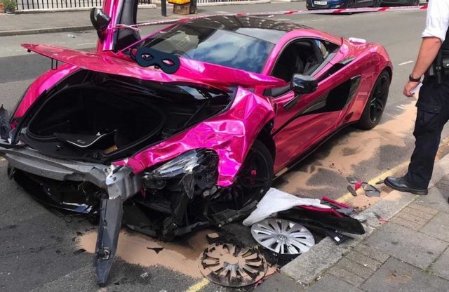 London utcáin írtak le egy rózsaszín McLarent