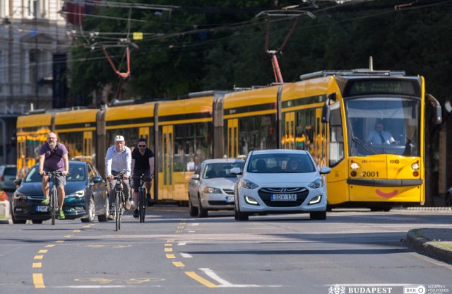 Kompromisszumosnak mondott megoldással maradnak meg a nagykörút kerékpársávjai