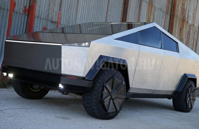 Csak a szemfülesek vennék észre, hogy ez a Tesla Cybetruck igazából egy Ford F-150 Raptor