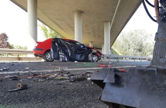 A piros Renault Thalia pont ott tért le az úttestről, ahol a fűnyíró haladt