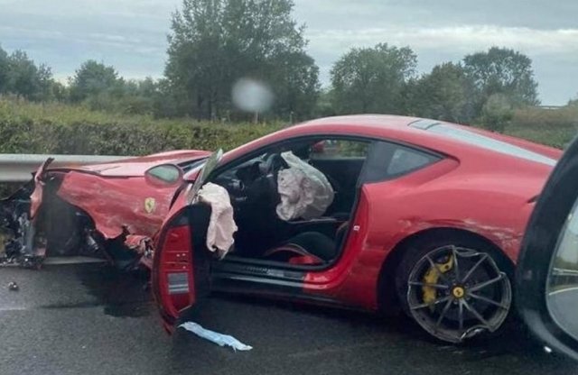 Szalagkorlátnak csapódott ez a Ferrari Hejőpapinál, az anyagi kár jelentős