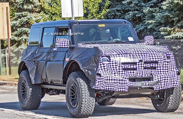 A Raptortól örökölt futóművel, de bukócsővel fotózták az érkező Ford Bronco Warthogot
