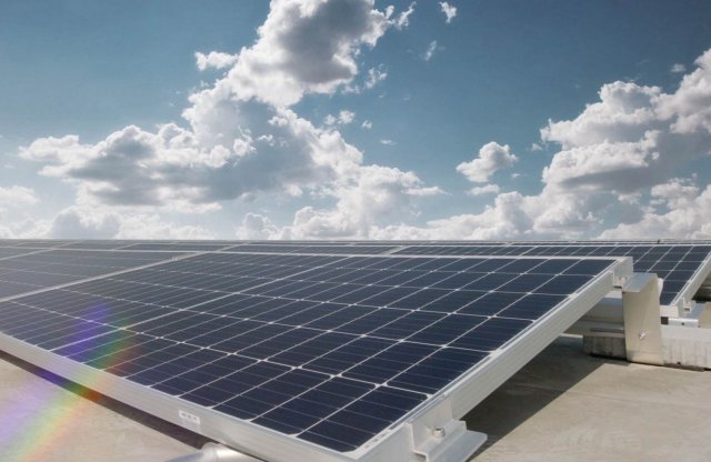160 000 négyzetméter tetőfelületet fedett be napelemekkel az Audi Hungária