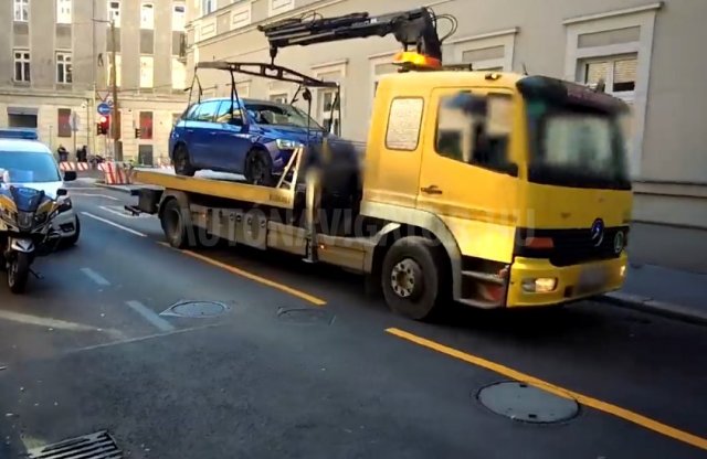 Tömegközlekedési járműveket feltartó autósokat bírságoltak Budapesten