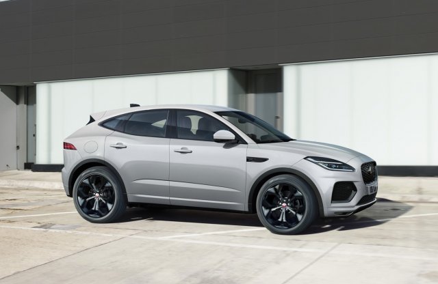 A Jaguar kompakt SUV-ja új szintre lép az online-funkciók és a fogyasztás terén is
