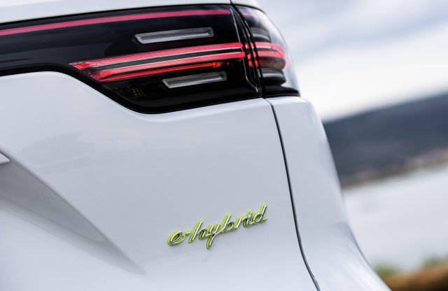 Új akkumulátort kapott a már rendelhető Porsche Cayenne E-Hybrid és Turbo S E-Hybrid