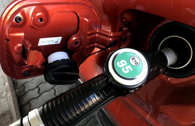 Pénteken újabb ármérséklést kap a benzin, marad a gázolaj ára