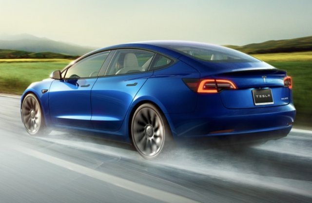 Az új modell fejlesztése mellett a már elérhető Tesla kínálat hatótávolságát is 700 km fölé emelnék
