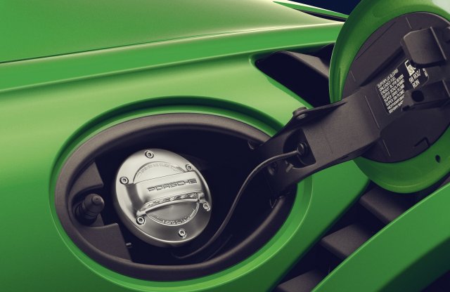 Nem lesz fosszília a fosszilis üzemanyagokat égető motorokból: a Porsche zöld benzinbe fektet