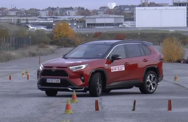 Elbukott a RAV4 plug-in a svédeknél, a Toyota az összes út autón frissíti a szoftvert
