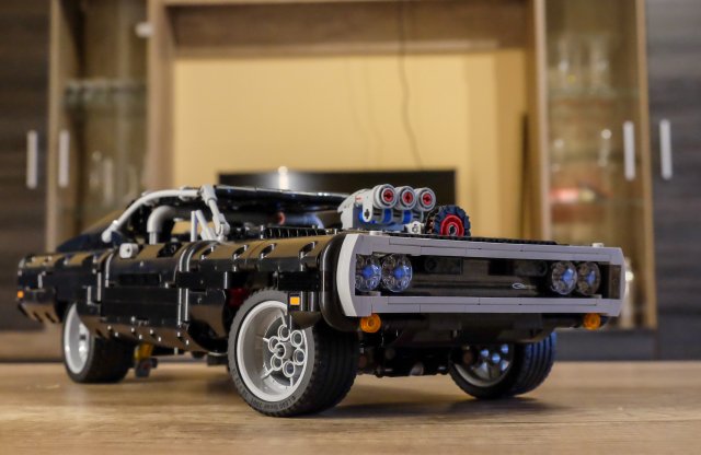 Kockáknak és autóőrülteknek is csemege a LEGO Dodge Charger. Megépítettük a 900 lóerős szörnyet!