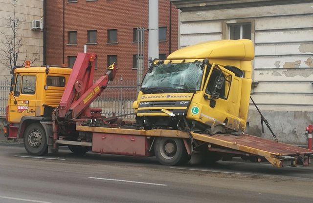 Még takarítják a Róbert Károly körutat, reggel kamion ütközött busszal