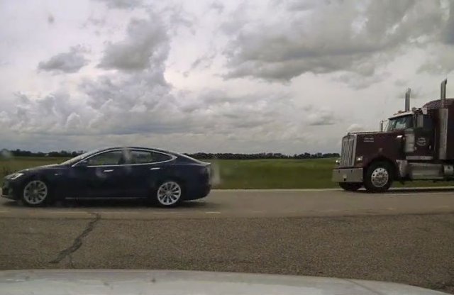 Sofőr és utasa is szundikált egy Tesla Model S-ben az autópályán