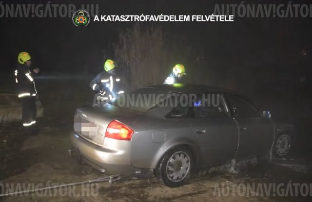 Búvárok segítségével húzták ki a Dunába csúszott Audi A6-ost